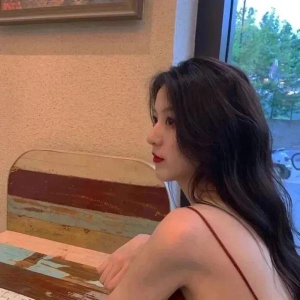 穿黄靴子的女孩